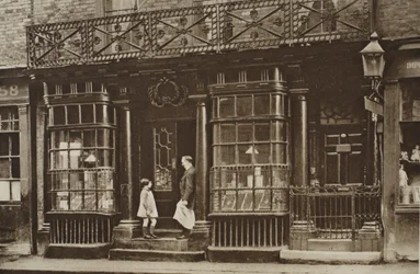 Kruidenierswinkel op 56 Artillery Lane, bij Bishopsgate, uit Wonderful London, gepubliceerd 1926-27